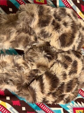 Women’s Fuzzy Slippers